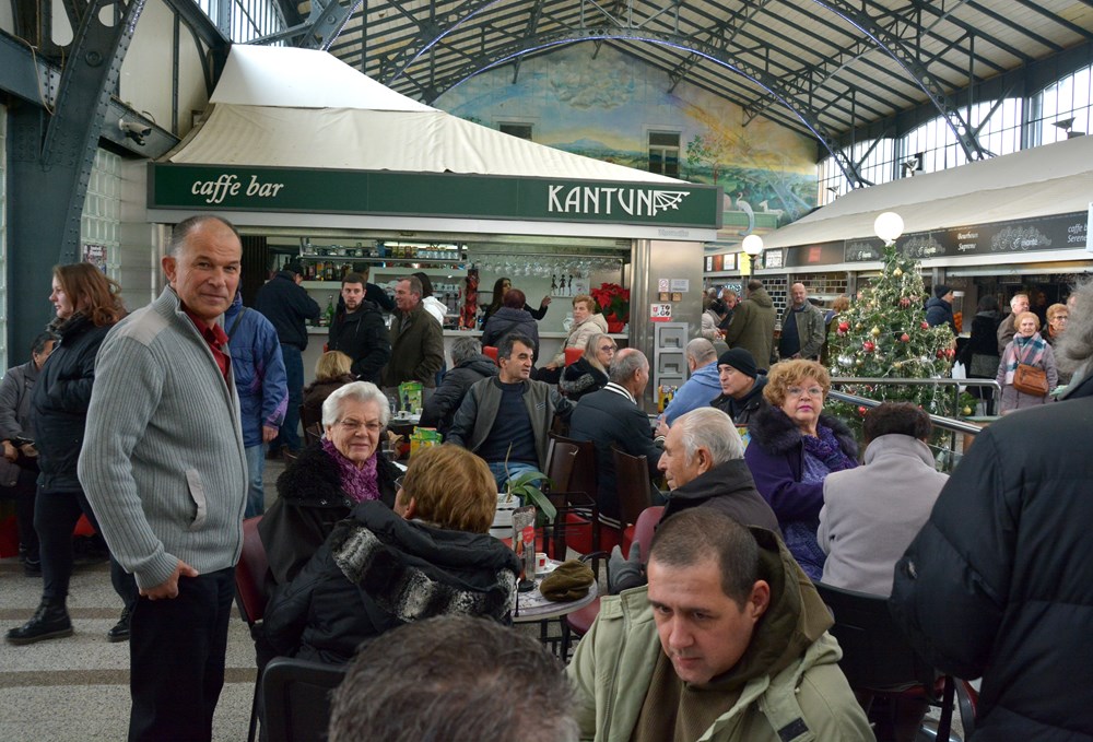 PULA, 31.12.2018. - ZADNJI DAN, TRZNICA, KAFICI NA SPRATU, MUZIKASnimio Neven LAZAREVIC